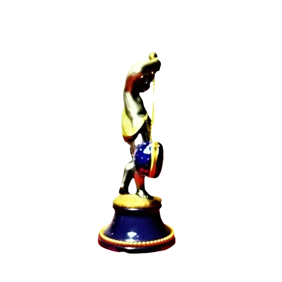 Figurina metallica di un putto che tiene un tamburo su base blu e oro per Orologio da Tavolo La Vallée Putto 521