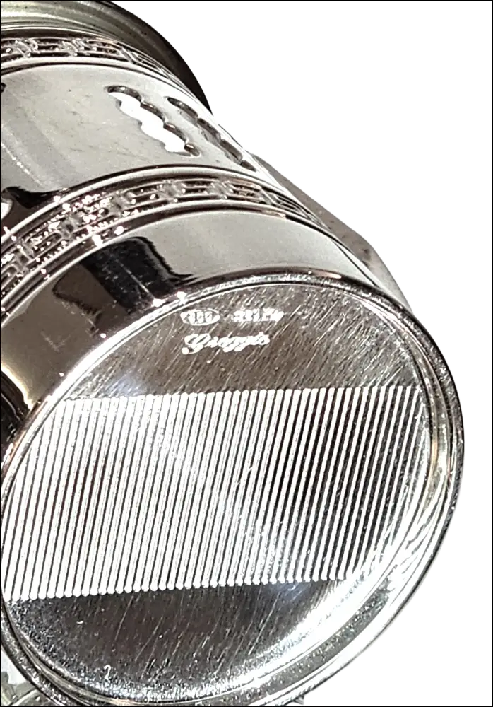 Portafiammiferi Argento Greggio: contenitore cilindrico placcato argento con incisioni intricate e fondo rigato