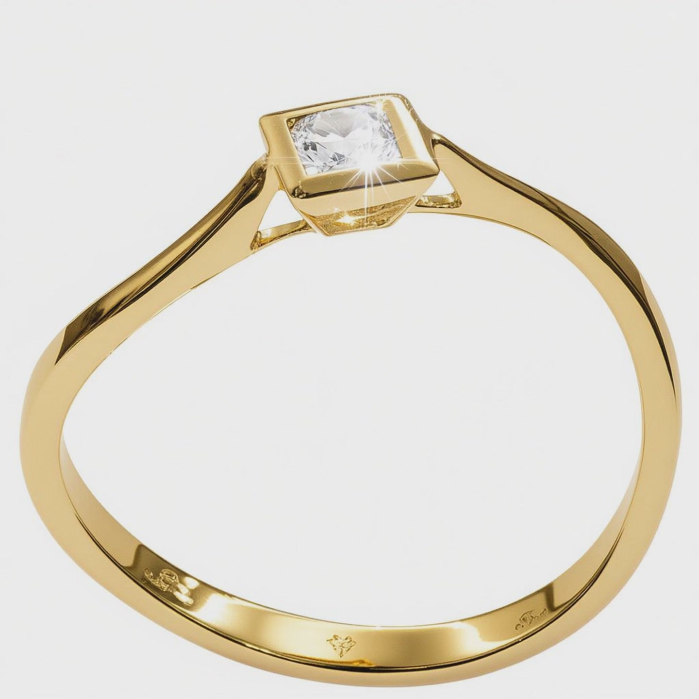 Anello Oro Giallo 750/1000 e Diamante Carré 0,16 ct|bonini-gioielli