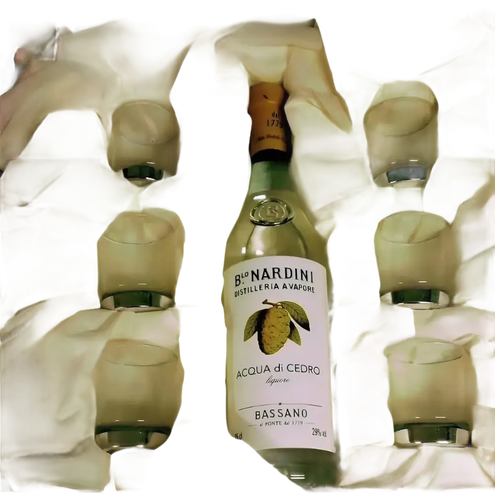 Bottiglia di liquore chiaro con etichetta agrumi e sei bicchieri frostati in scatola