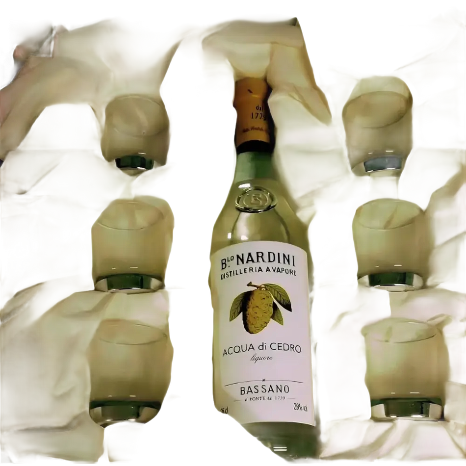 Bottiglia di liquore chiaro con etichetta agrumi e sei bicchieri frostati in scatola