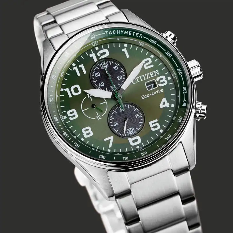 Un orologio chronograph in acciaio inossidabile da uomo con quadrante verde e numeri bianchi.