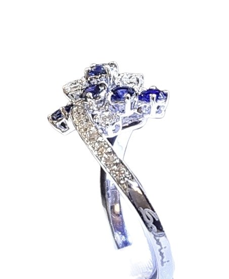 Anello con diamanti e zaffiri blu di Salvini|bonini-gioielli