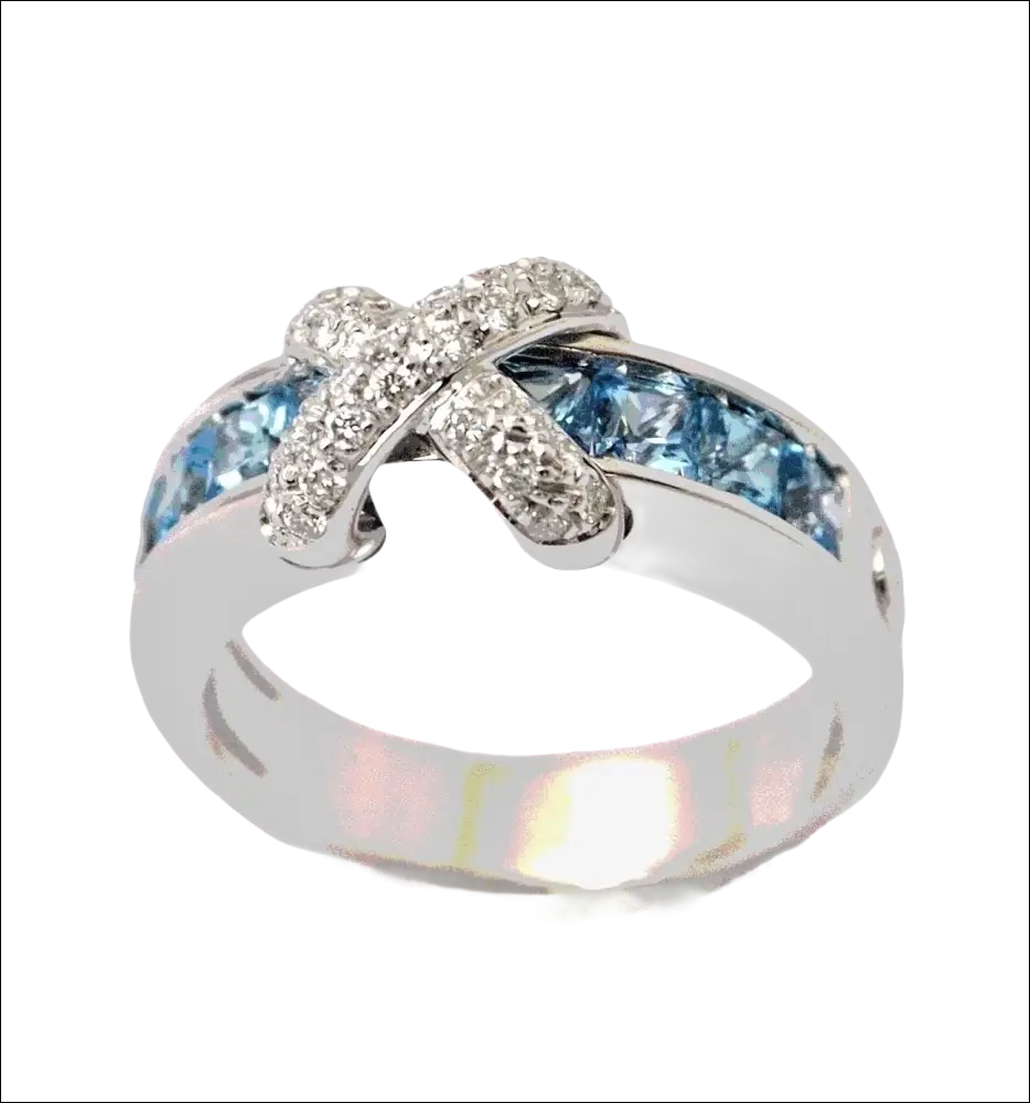 Anello in Oro Bianco con diamanti pavé e topazi azzurri a incastro