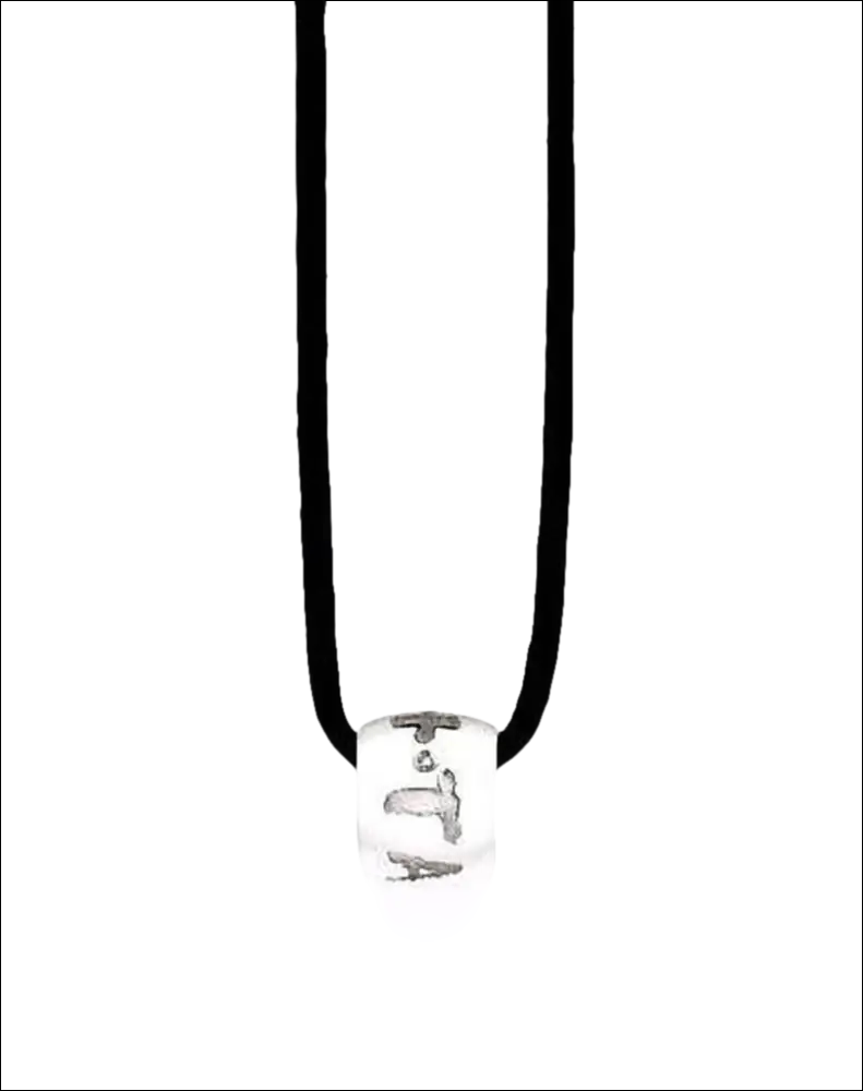 Collana con cordone nero e perla cilindrica bianca e argento rodiato