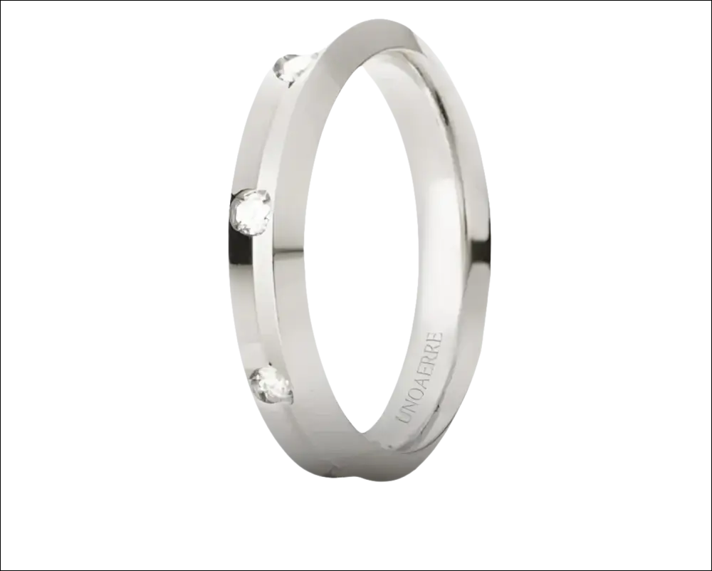 Anello in oro bianco con tre diamanti incastonati del prodotto Fede Nuziale UNOAERRE